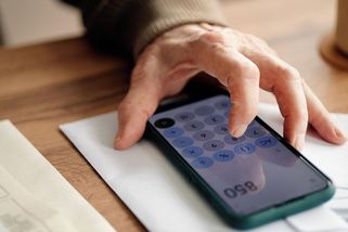 Každá pátá koruna hezky stranou. Češi jsou národem střadatelů - Seznam Zprávy